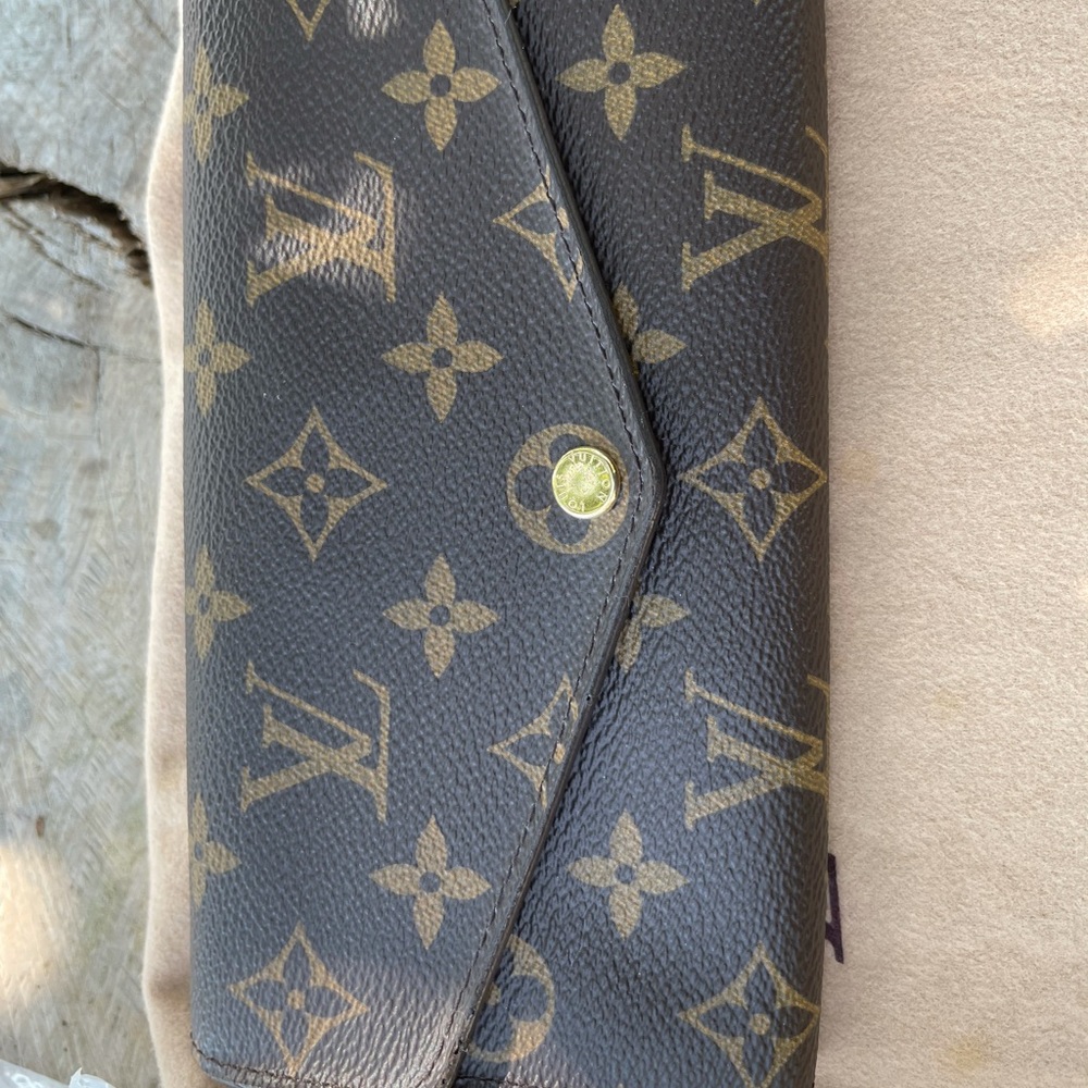Authentic Louis Vuitton Sarah Monogram Wallet